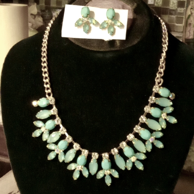 Gorgeous!/ Torquoise Righnstone Necklace Set